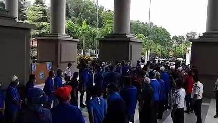 Tải video: Najib greets supporters at KL High Court