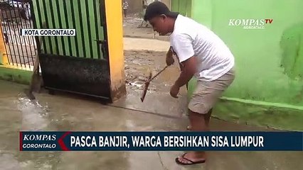 Pasca Banjir, Warga Bersihkan Sisa Lumpur