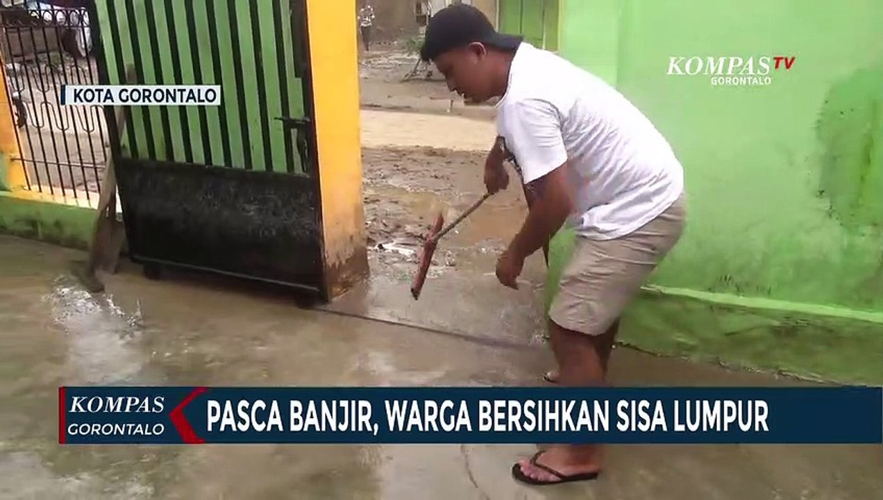 Pasca Banjir, Warga Bersihkan Sisa Lumpur