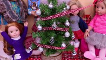 Family Dolls Decorates the Dollhouse with Christmas Tree by Play Toys!