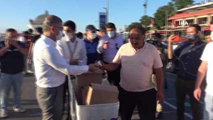 Üsküdar sahillerinde çekirdek yerine dondurma yendi