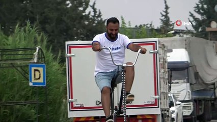 Sosyal mesafeyi korumak için 2 buçuk metre uzunluğunda bisiklet yaptı