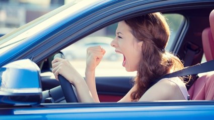 La chica atropella con su coche al grupo de facinerosos que agredía a su novio