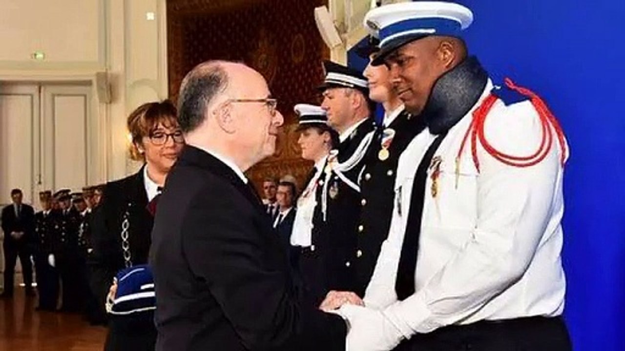 [ACTUALITÉ] LE POLICIER DE LA VOITURE INCENDIÉE A ÉTÉ DÉCORÉ PAR BERNARD CAZENEUVEPour lire l'article :http://negronews.fr/2016/05/21/actualite-le-policier-de-la-voiture-incendiee-a-ete-decore-par-bernard-cazeneuve/