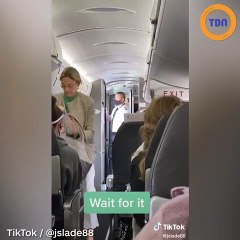 Les passagers applaudissent une femme qui se fait expulser d'un vol pour avoir refusé de porter un masque