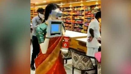 ஜவுளி கடையில் பட்டுச்சேலை அணிந்த பெண் ரோபோ.. வைரலாகும் வீடியோ