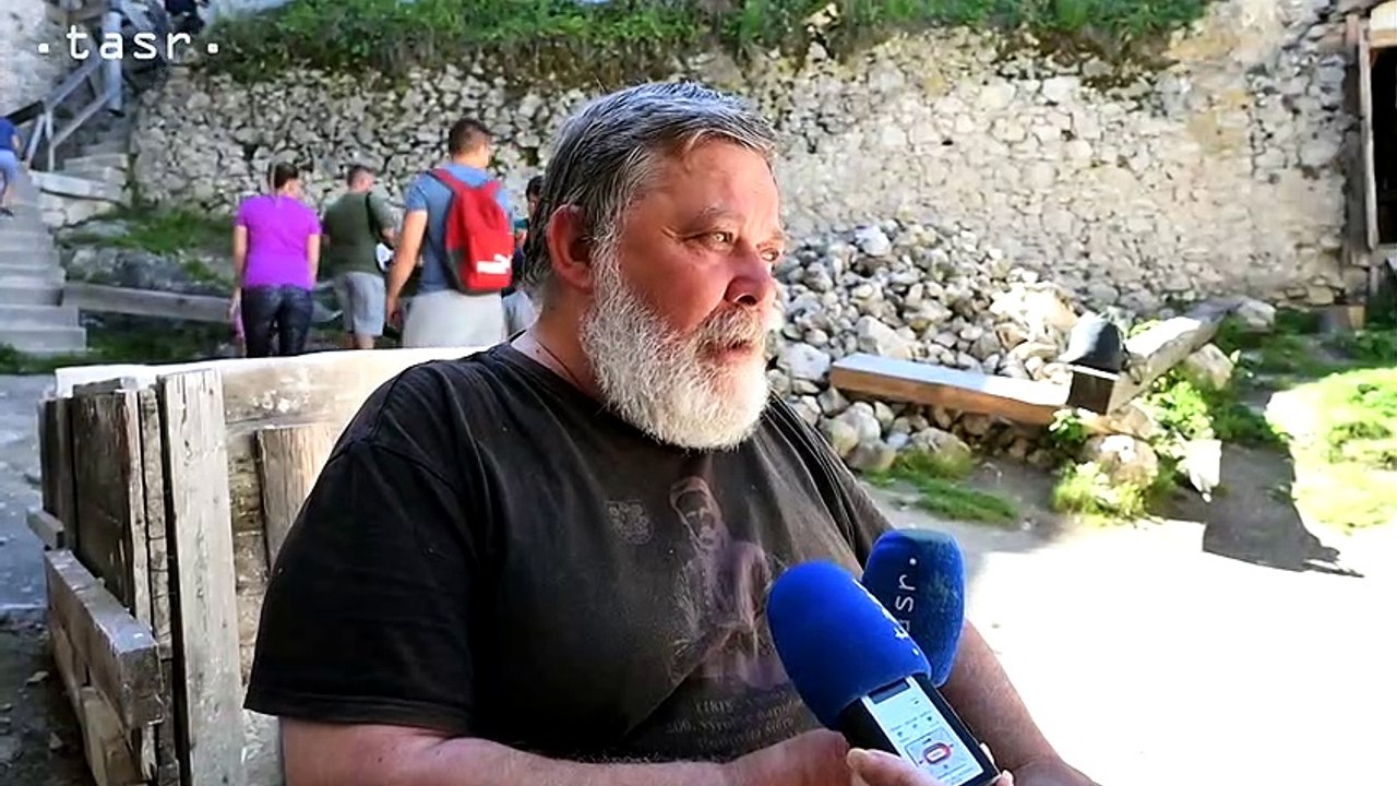 Hrad Uhrovec stráži ovca