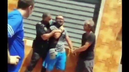 Un hombre golpea brutalmente a su expareja con un plato de bravas
