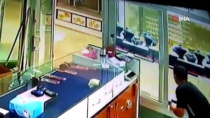 Aynı kuyumcuyu birkaç dakika arayla iki kez soydu