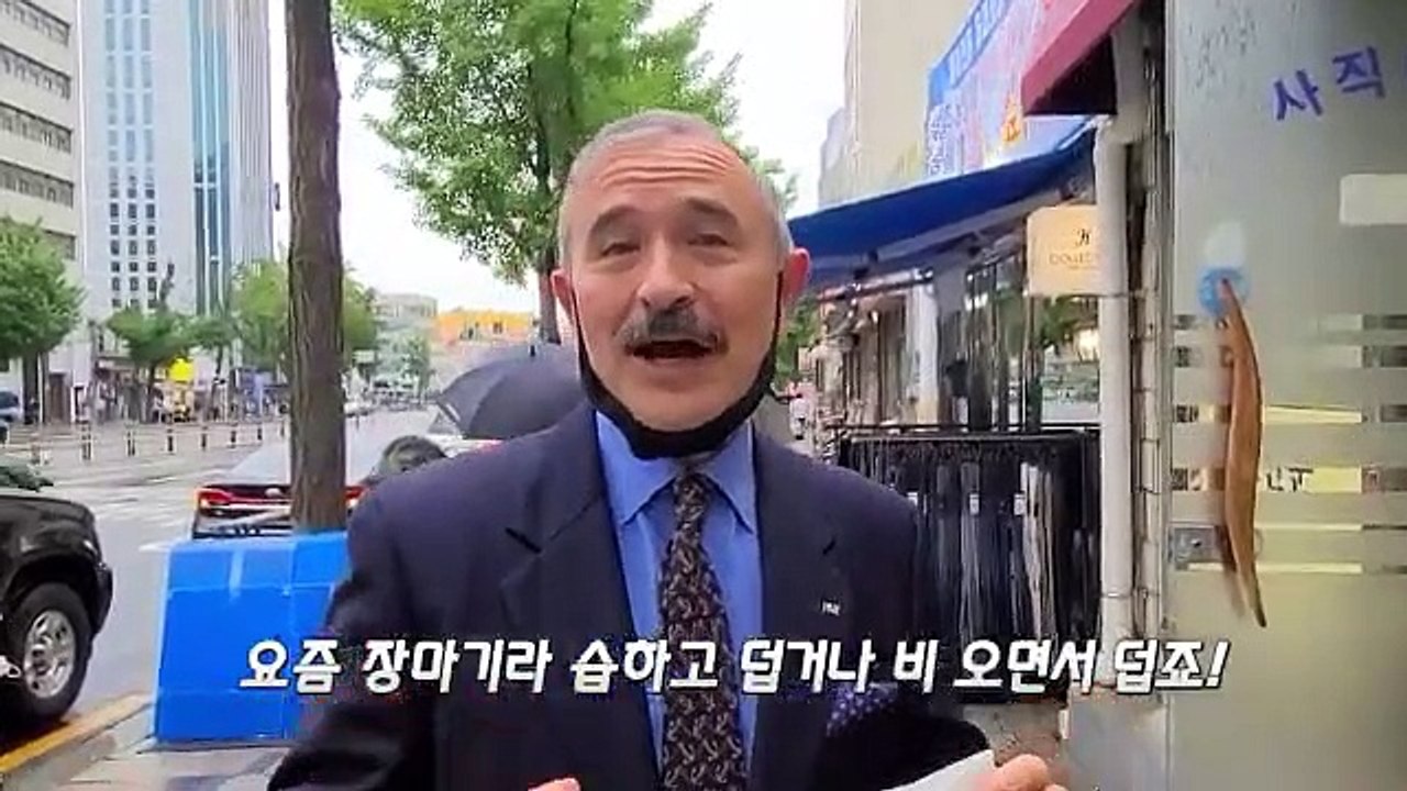 السفير الأميركي يحلق شاربه .. لماذا ؟