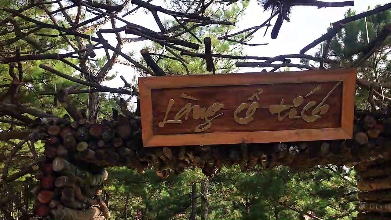 Làng cổ tích trên rừng hoa khô Đà Lạt