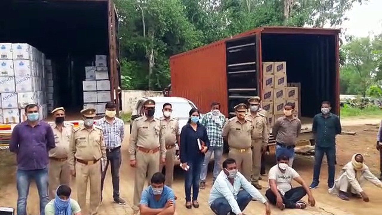 मुठभेड़ के बाद असलहे संग पकड़े गए पाँच तस्कर, बड़ी मात्रा में शराब बरामद