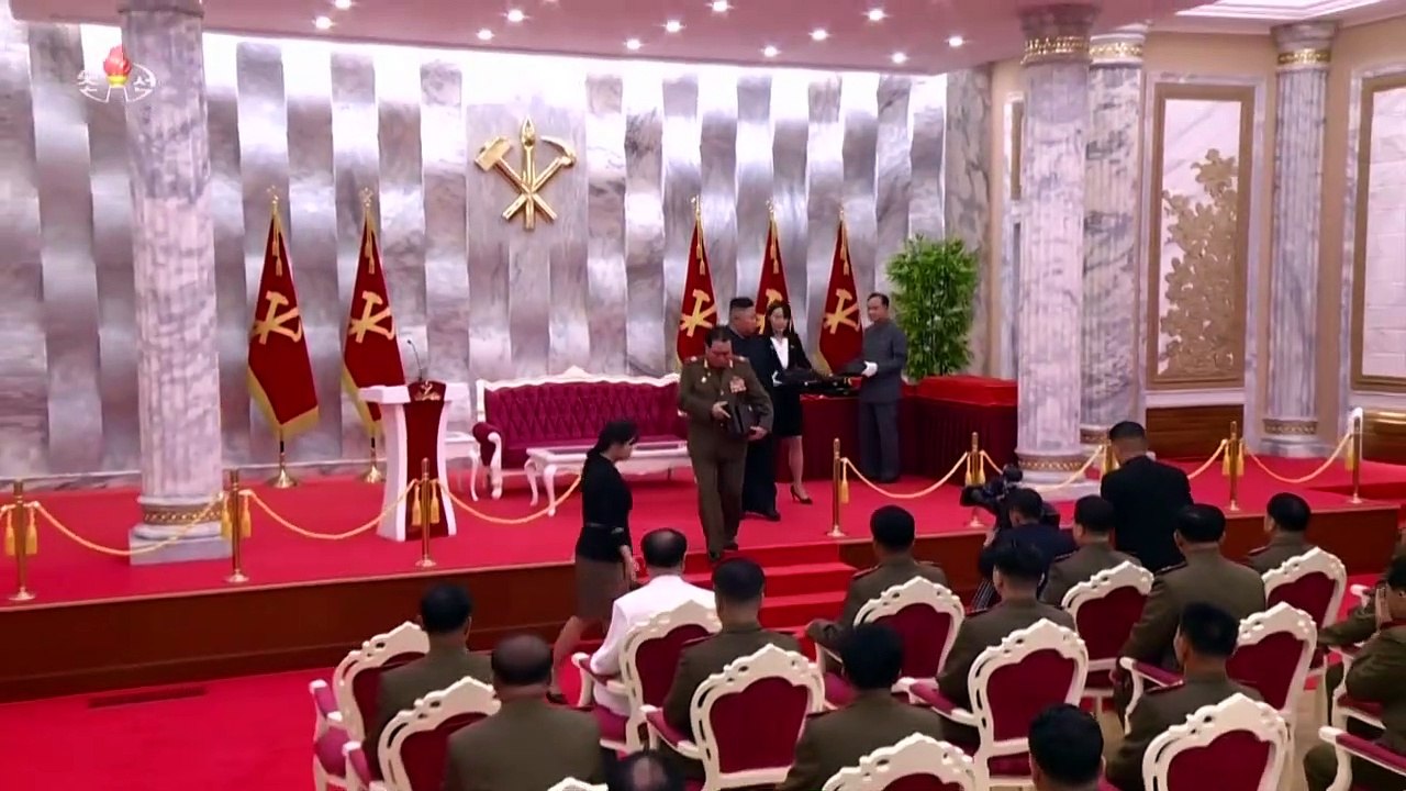 Kim Jong Un verschenkt Pistolen