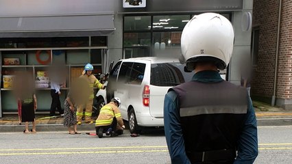 승합차, 승용차와 충돌 후 상가 돌진...3명 다쳐 / YTN