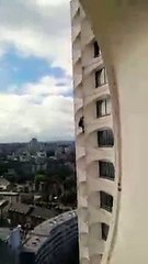 À Rennes, des cordistes travaillent sur les tours des Horizons