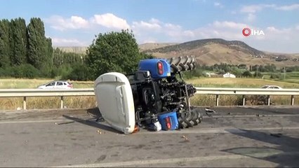 Otomobil ile traktör çarpıştı: 3’ü ağır, 8 yaralı