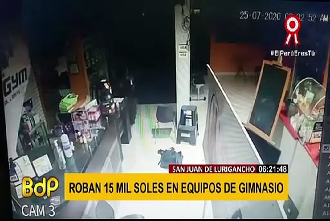 SJL: Delincuentes asaltan gimnasio y se llevan equipos en una combi