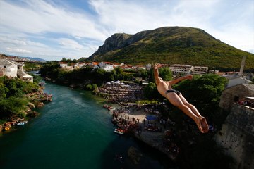 Warga Bosnia Gelar Tradisi Terjun Tradisional ke-454