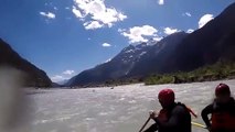 Des touristes en kayak se font charger par un ours énorme