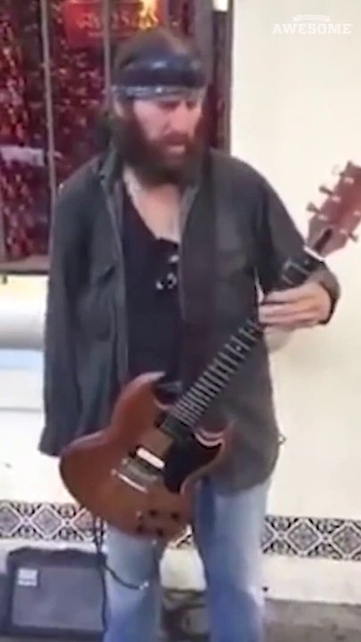 Il joue  du Hendrix à la guitare avec une main... Quel talent