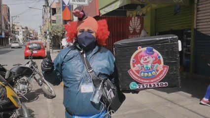 Unos payasos bolivianos se pasan al reparto a domicilio sin perder la sonrisa