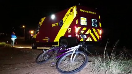 Ciclista cai em buraco na Rua Sócrates e tem suspeita de fratura na mão