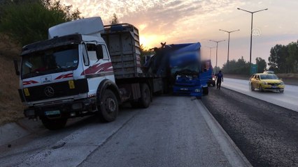 İki tıra çarparak hurdaya dönen kamyondan yara almadan kurtuldu - ADANA
