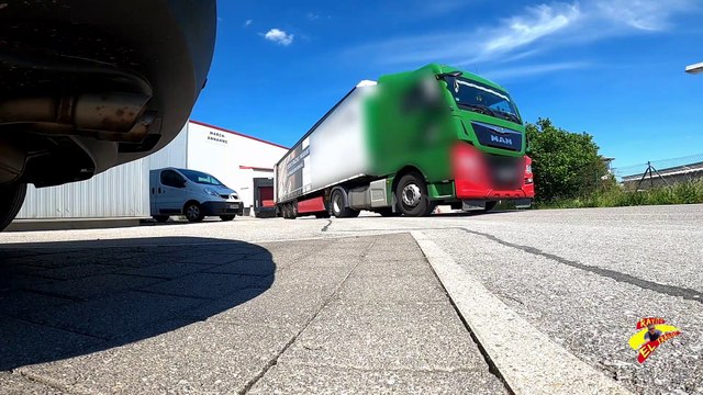 CAMIONERO APARCANDO-Camioneros en Alemania
