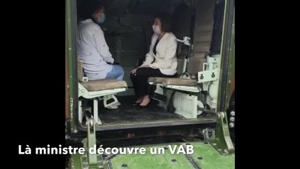 Florence Parly et un VAB, véhicule de l'avant blindé