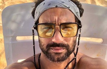 لحظة سقوط كريم فهمي في البحر وسط صراخ المحيطين