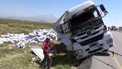 Aksaray’da hayvan yemi yüklü tır devrildi: 1 yaralı