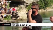 Compétition de plongeon depuis le vieux pont de Mostar en Bosnie