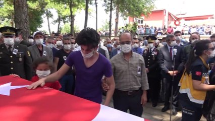 Şehit annesinden yürek burkan veda: 'Kokun geliyor oğlum, çık bir kere yüzünü göreyim'