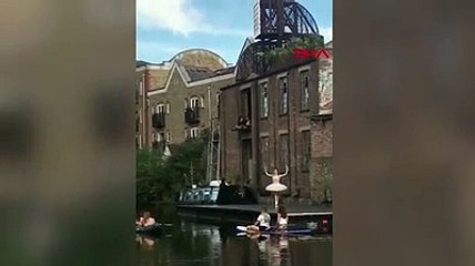 Londra'da balerinden nehir kenarında gösteri