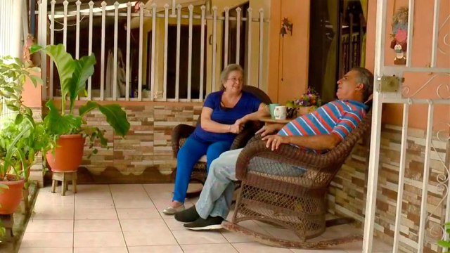 bd-pareja-de-adultos-mayores-generan-ingresos-al-esculpir-figuras-280720