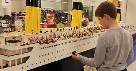 En 11 mois, un jeune autiste a assemblé 56 000 briques de Lego pour créer la plus grande réplique au monde du Titanic