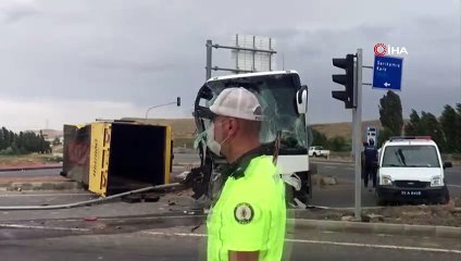 Otobüs ile traktör çarpıştı: 4 yaralı