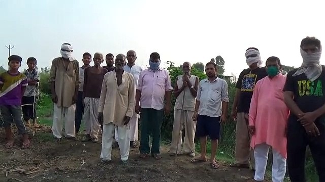 श्मशान की हालत 5 साल से ख़राब, सड़क पर होता है अंतिम संस्कार, ग्रामीणों का हंगामा