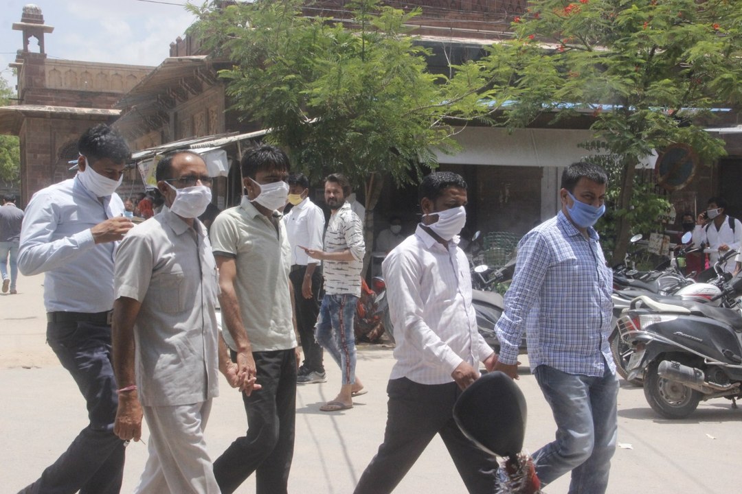 एक अन्य हैल्पर के घर मिला मीटर, दुकान में लगा न...