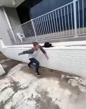 Il a failli se faire écraser par une voiture après avoir réalisé un saut en avant depuis le premier étage d’une maison.