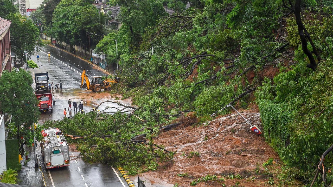 Intense rainfall batters Mumbai, IMD issues red...
