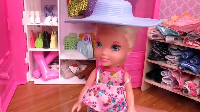 Dress Up mess ! Elsa and Anna toddlers - dresses - shoes - purses