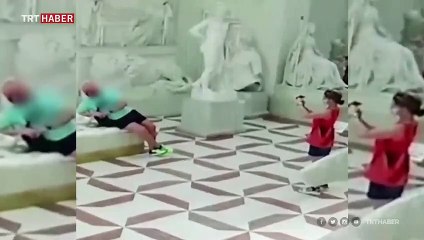 Poz verirken 19'uncu yüzyıldan kalma heykeli kırdı