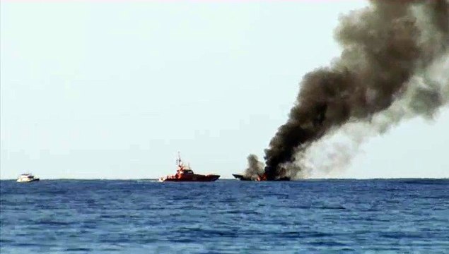 Salvamento Marítimo rescata a cuatro pescadores tras incendiarse un barco en El Campello (Alicante)