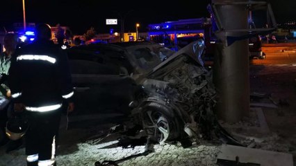 Otomobil reklam direğine çarptı 2 ölü, 3 yaralı