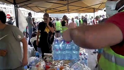 شبان وشابات يتطوعون لتنظيف بيروت ومواساة أهلها في غياب الدولة