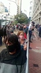 El médico que alertó por la distancia social en un banco de La Plata y fue criticado por los clientes