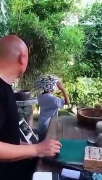 Il transforme les canettes usées en de magnifiques objets recyclés et fonctionnels