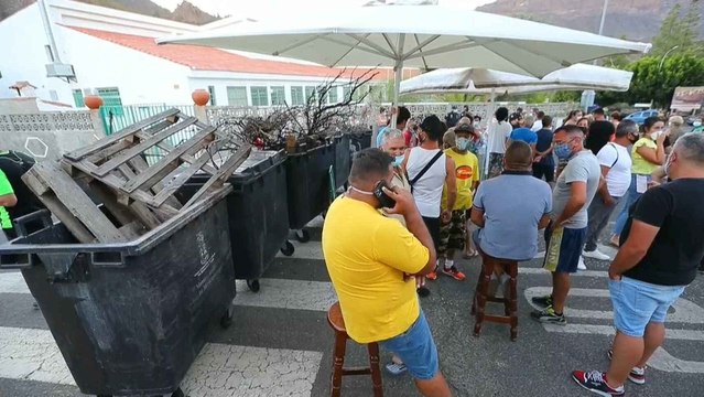 Los vecinos de Tunte montan barricadas para impedir la entrada de inmigrantes.