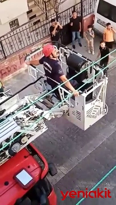 Çatıda asılı kalan güvercin, sıkıştığı yerden böyle kurtarıldı!